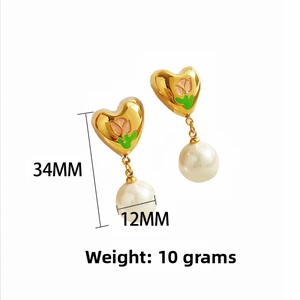 Détail de boucles d'oreilles cœur tulipe avec perles, longueur totale 34 mm