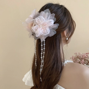 Detailansicht der rosa Organza-Blumen-Haarklammer mit Pailletten und langen Perlenquasten