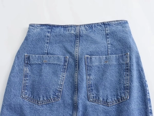 Dettaglio posteriore della gonna in denim con doppie tasche a toppa e cuciture a contrasto
