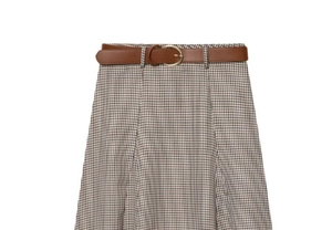 Détail de la taille d'une jupe pied-de-poule avec ceinture en cuir marron vintage