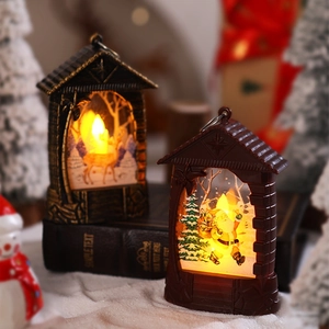 Primo piano di lanterne natalizie vintage con scene LED di renne e Babbo Natale