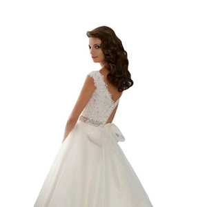 Robe de mariée élégante en dentelle blanche avec col en V profond et nœud au dos