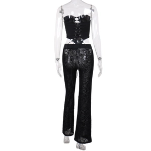 Détail du haut à lacets au dos et pantalon évasé à motifs ensemble deux pièces