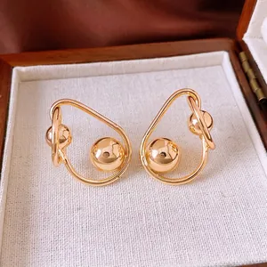 Boucles d'oreilles boules en métal doré torsadé de style rétro français avec fini luxueux