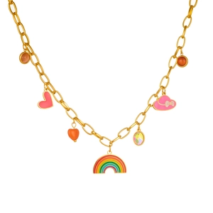 Collier doré avec pendentifs colorés en émail arc-en-ciel, cœur et chapeau sur fond blanc