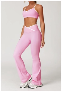 Detail von pinkem Yoga-Set mit V-Ausschnitt Sport-BH und ausgestellter Leggings