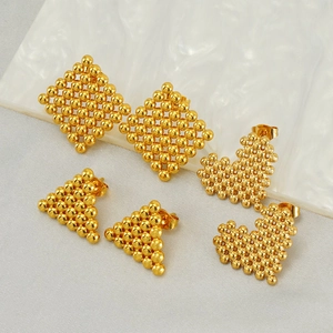 Lot de boucles d'oreilles géométriques dorées avec motifs cœur, losange et triangle