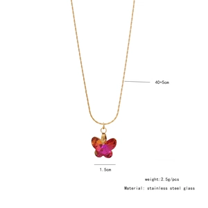 Détail du pendentif papillon rose sur chaîne dorée avec dimensions et longueur 40+5cm