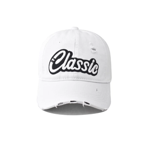 Detalle de gorra de algodón blanco con bordado Classic y efectos desgastados modernos