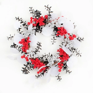 Weihnachtskranz mit roten und silbernen Beeren auf Zweigen für festliche Türdekorationen
