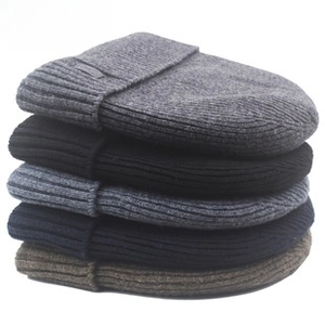 Collection de bonnets en maille empilés en gris foncé, noir, bleu marine et marron café