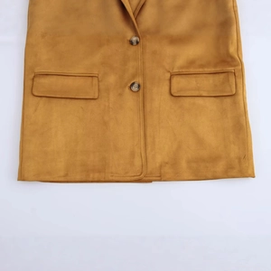 Veste en daim jaune gingembre avec deux boutons et poches à rabat vue de dessus