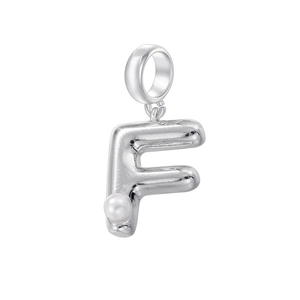 Détail du pendentif lettre F en argent avec petite perle et finition polie