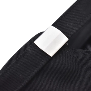 Gros plan sur la casquette en sergé noir avec boucle de réglage en métal argenté