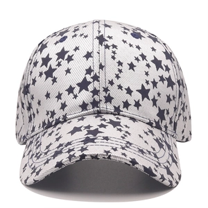 Détails d'une casquette de baseball blanche à motifs d'étoiles et coutures soignées