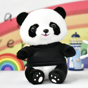 Primo piano di un simpatico peluche a forma di panda con t-shirt nera e sfondo colorato