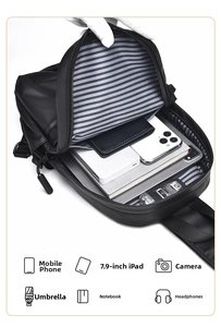 Innenansicht der wasserdichten Brusttasche mit Platz für 7,9-Zoll-iPad und Smartphone