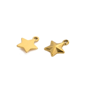 Détail macro de breloques étoiles en acier titane doré pour la création de bijoux DIY