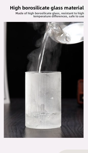 Primer plano de taza de vidrio de borosilicato resistente al calor con textura estriada