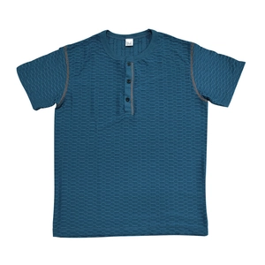 Détail macro de la texture gaufrée d'un t-shirt Henley bleu marine pour homme à trois boutons