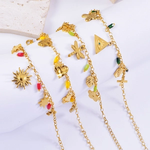 Bracelets dorés faits main avec breloques soleil, libellule et croix et perles de couleurs