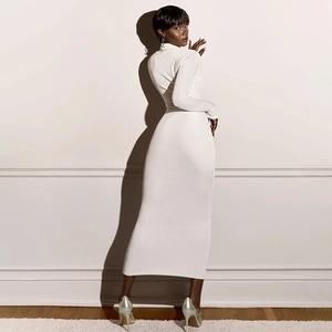 Robe longue élégante en maille côtelée blanche à manches longues et coupe ajustée