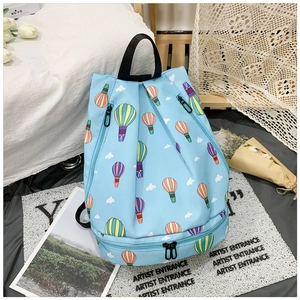 Himmelblauer Rucksack mit Heißluftballon-Muster und praktischer Nass-Trocken-Trennung