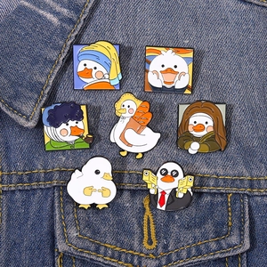 Détail de pin's en émail de canard artistique incluant le style Mona Lisa sur veste en jean