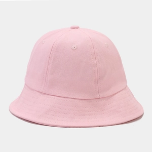 Détail d'un chapeau de soleil rose en toile avec coutures renforcées et œillets