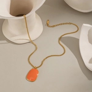 Collana bohémien in acciaio dorato con ciondolo ovale in smalto arancione su decoro