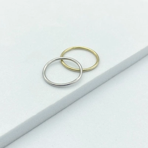 Detailed view of intertwined gold and silver minimalist S925 sterling silver toe rings