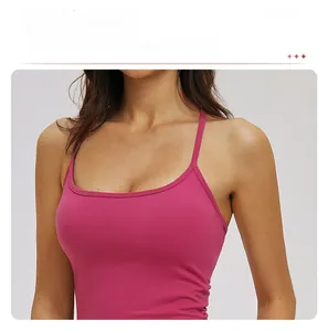 Détail du débardeur de yoga rose avec fines bretelles et coussinets amovibles