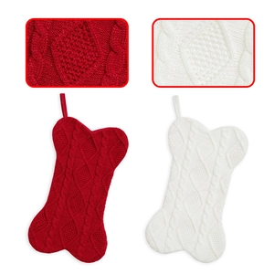 Detalle de calcetines navideños de punto con forma de hueso, textura suave y lazo para colgar