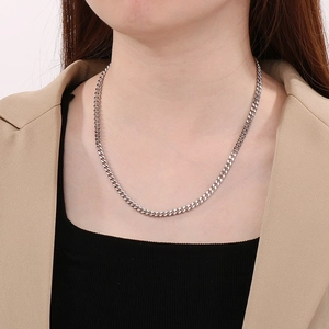 Collier minimaliste en chaîne d'acier inoxydable argenté porté par un mannequin