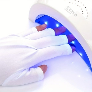 UV-protective manicure gloves protecting hands from darkening under SUNone UV LED lamp