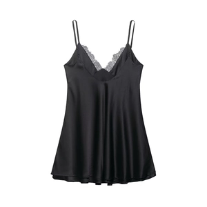 Robe nuisette élégante en satin noir avec col en V en dentelle et fines bretelles