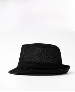 Seitenansicht des schwarzen Mesh-Fedora-Hutes mit passendem Band und atmungsaktiver Textur