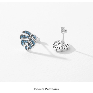 Nahaufnahme der S925 Silber Monstera-Blatt-Ohrringe mit blauem Türkis und Schmetterlingsverschluss