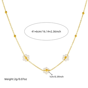 Collier doré minimaliste avec fleurs en perles blanches et chaîne réglable de 41+6cm