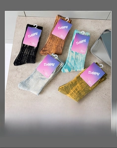 Dettaglio di cinque paia di calze di cotone spesse in vari colori lavati vintage
