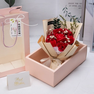 Detailed gift set with red carnations, roses and a Mother’s Day tag in an elegant pink box