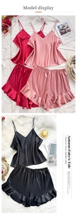 Détail d'un ensemble pyjama en satin de soie avec short à volants, bordeaux et rose