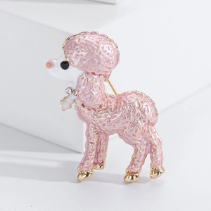 Broche caniche en émail rose avec détails dorés et strass sur fond blanc épuré