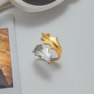 Gros plan détaillé d'une bague feuille bicolore réglable en or et argent poli
