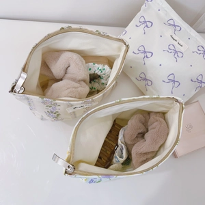 Trousse à maquillage fleurie en toile avec fermeture éclair et motif de fleurs violettes