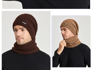 Detail von warmem Strickmützen und Halstuch-Set mit weichem Fleece-Futter