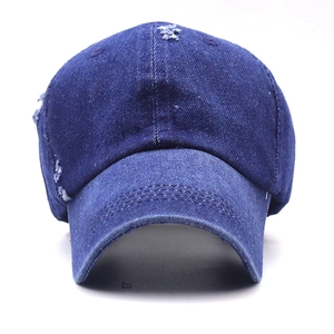 Dettaglio cappello baseball in denim blu navy con strappi vintage e cuciture di rinforzo