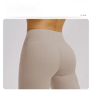 Detail of high-waist yoga pants featuring a V-shaped seam for an enhanced butt-lifting effect
