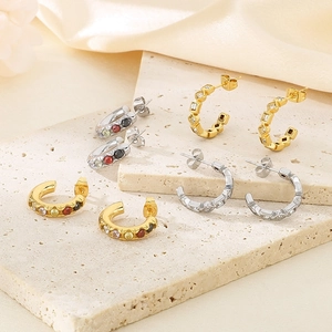 Détail de boucles d'oreilles en C or et argent avec zircons colorés sur pierre