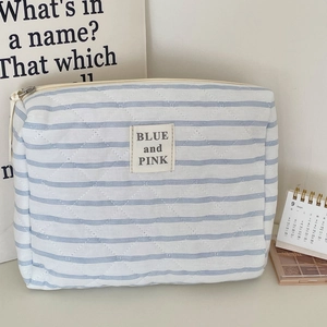 Beauty case trapuntato a righe blu e bianche in cotone con cerniera in metallo